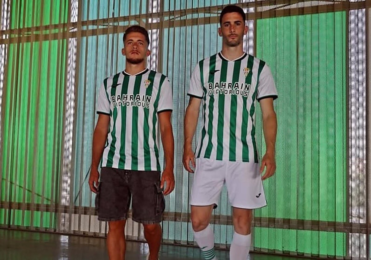 La nueva camiseta del Córdoba CF sobre Isma Ruiz y Albarrán en el estadio Arcángel