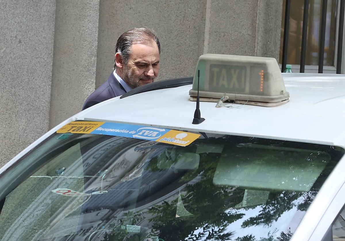 El exministro de Transportes José Luis Ábalos, el lunes a su salida del Supremo tras declarar como investigado