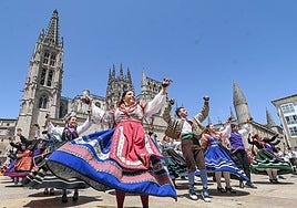 Burgos rinde homenaje con flores a su patrona, Santa María La Mayor