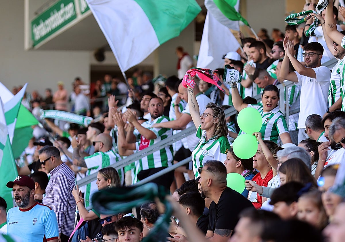 La afición blanquiverde presente en El Arcángel para acompañar a los suyos en un partido