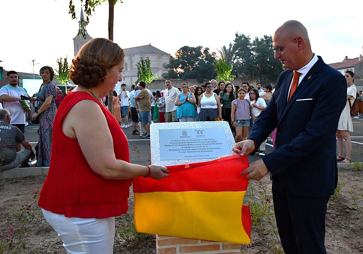 Cedillo y Alonso descubren la placa del nuevo espacio multifuncional de Fuensalida