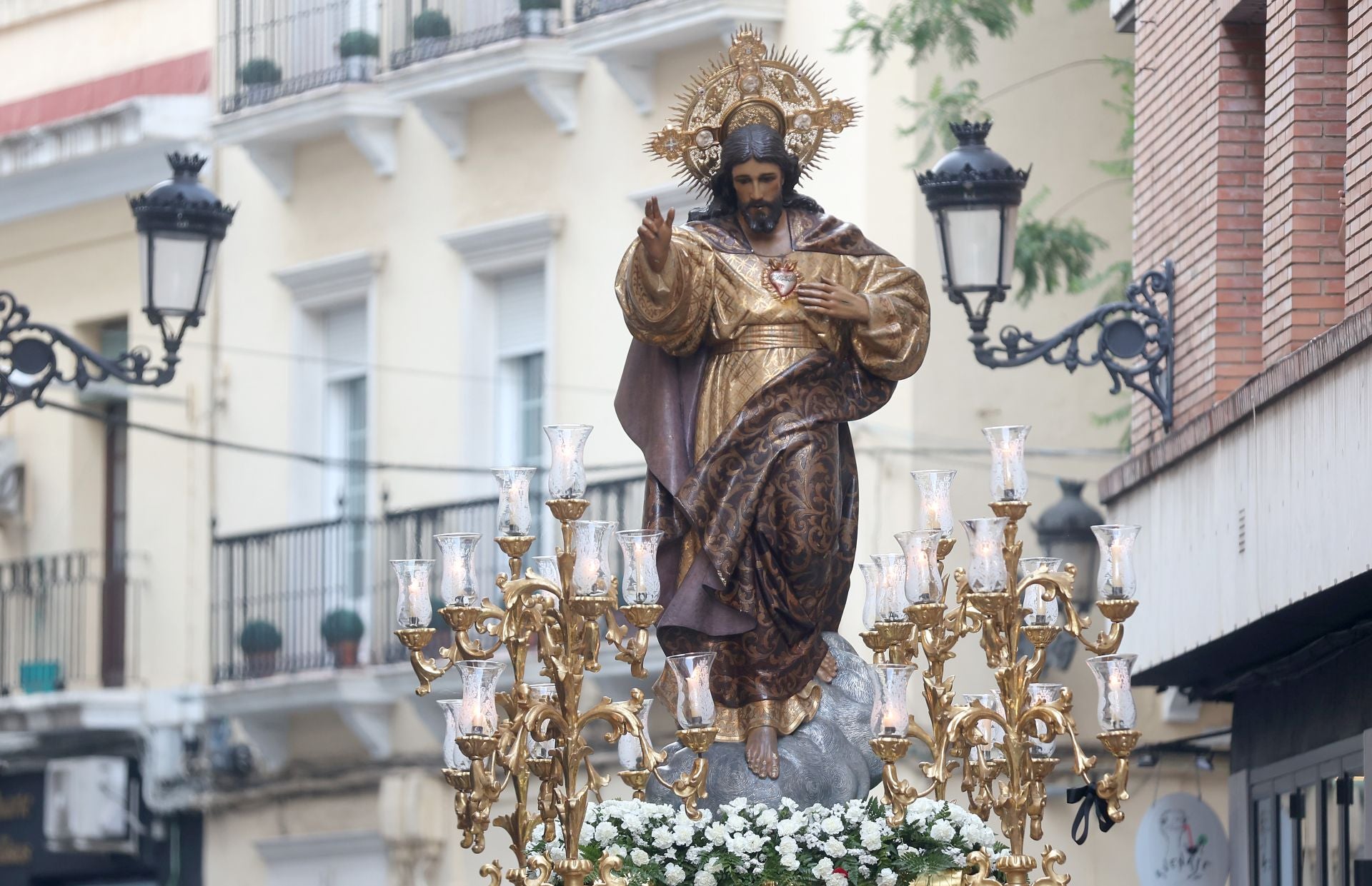 La procesión del Sagrado Corazón de Jesús por el Centro de Córdoba, en imágenes