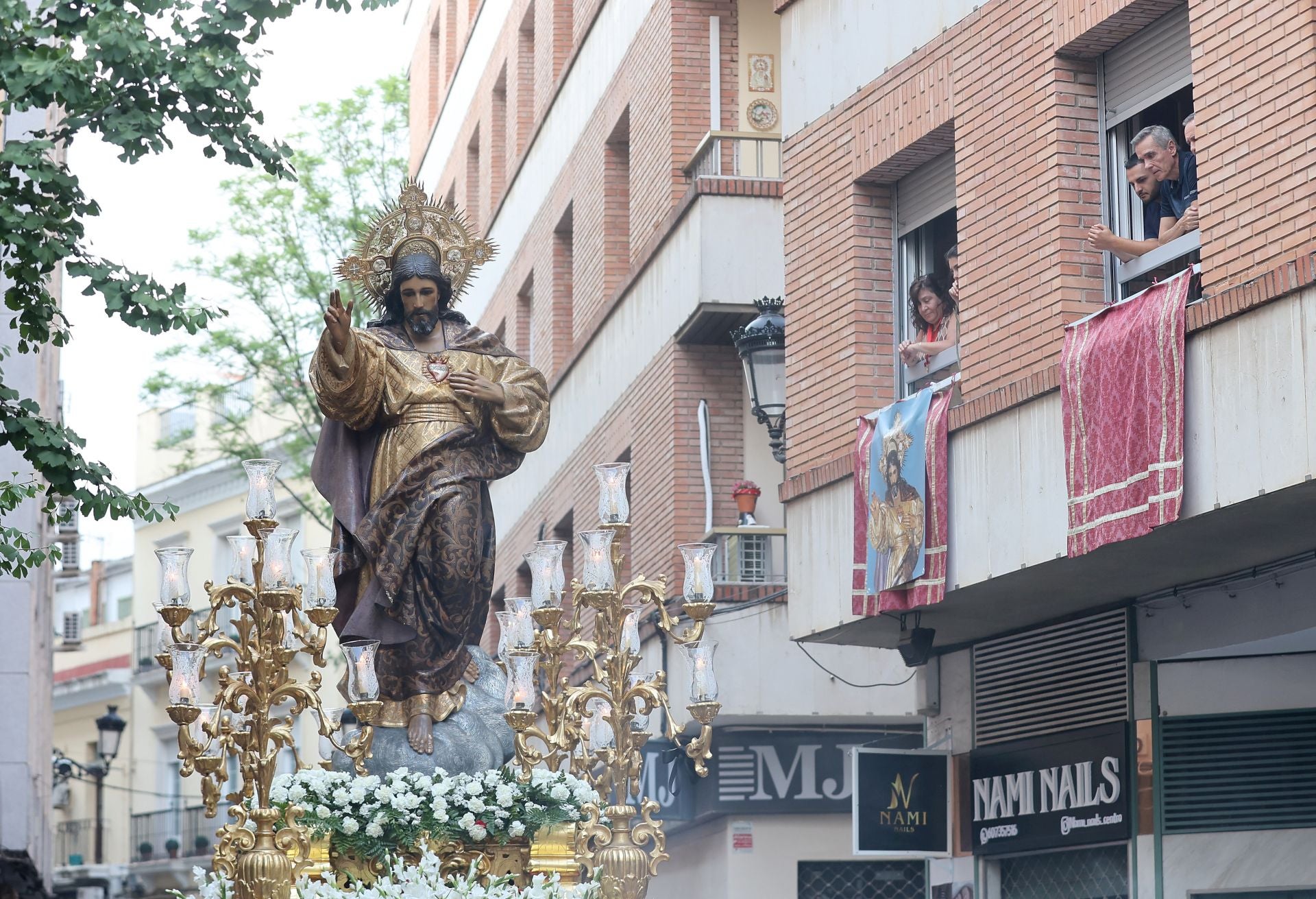 La procesión del Sagrado Corazón de Jesús por el Centro de Córdoba, en imágenes