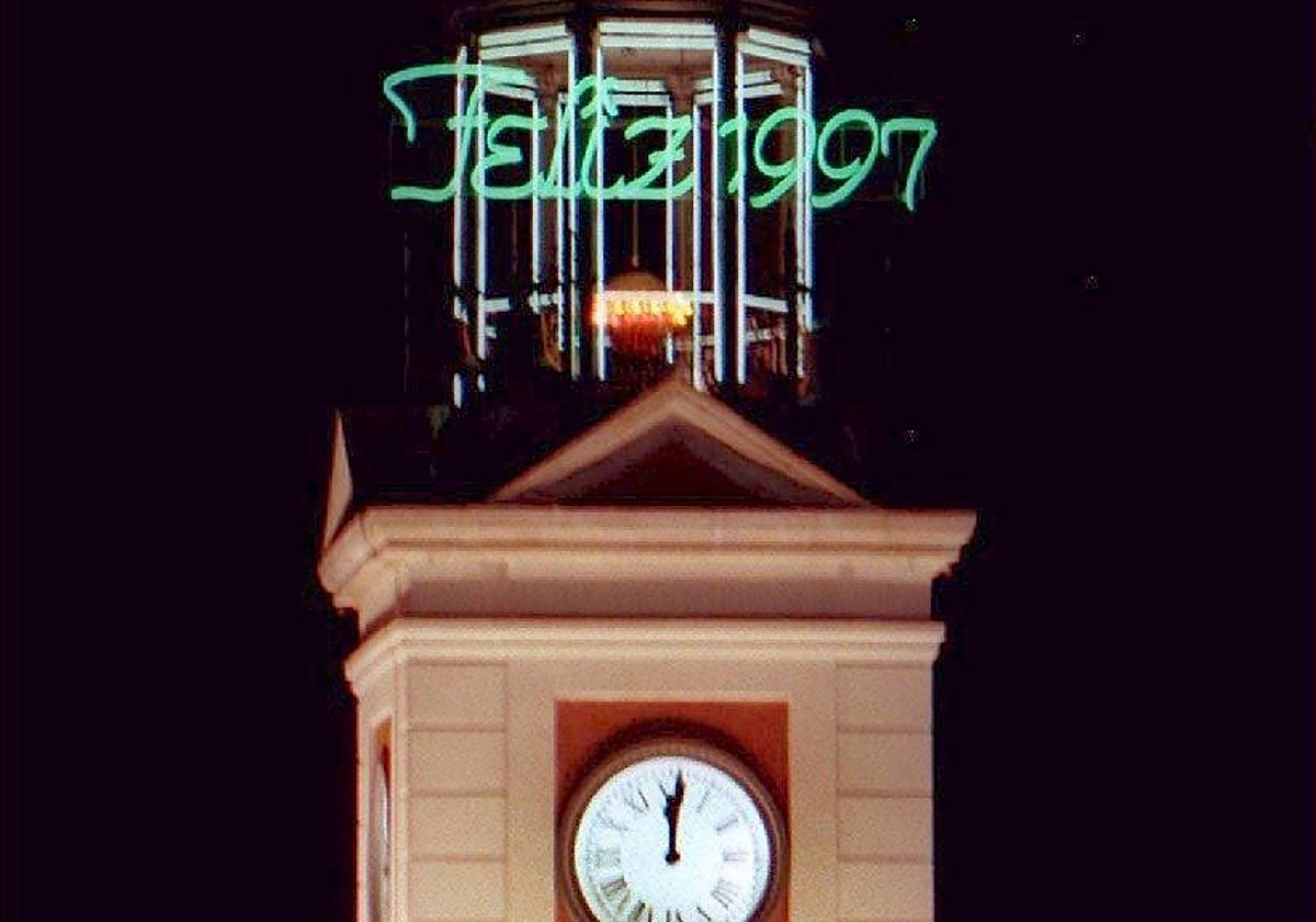 El reloj de la Puerta del Sol, dando las doce campanadas en la entrada del año 1997