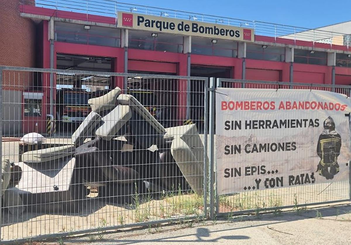 Una pancarta de protesta en un parque de bomberos