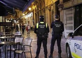 Puñetazos, zarandeos y lesiones en el cuello: detienen a un hombre por agredir a su mujer en Málaga