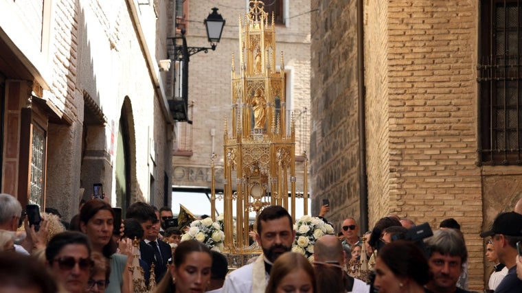 La procesión del Corpus Chico sale de la parroquia de Santo Tomé de Toledo
