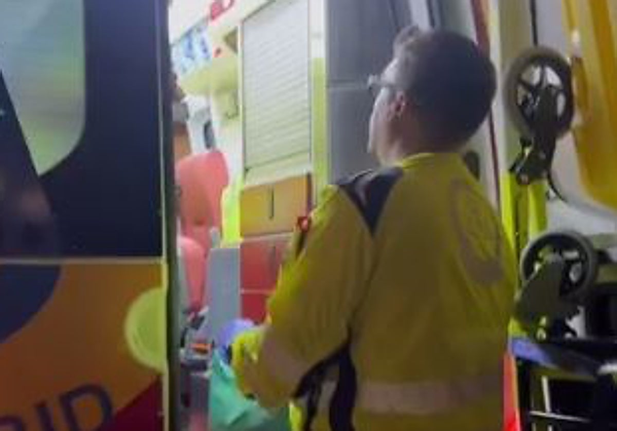 Un sanitario atendiendo al varón herido esta madrugada