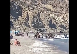 Nuevo desembarco de inmigrantes en patera en una playa de Carboneras ante la mirada de bañistas