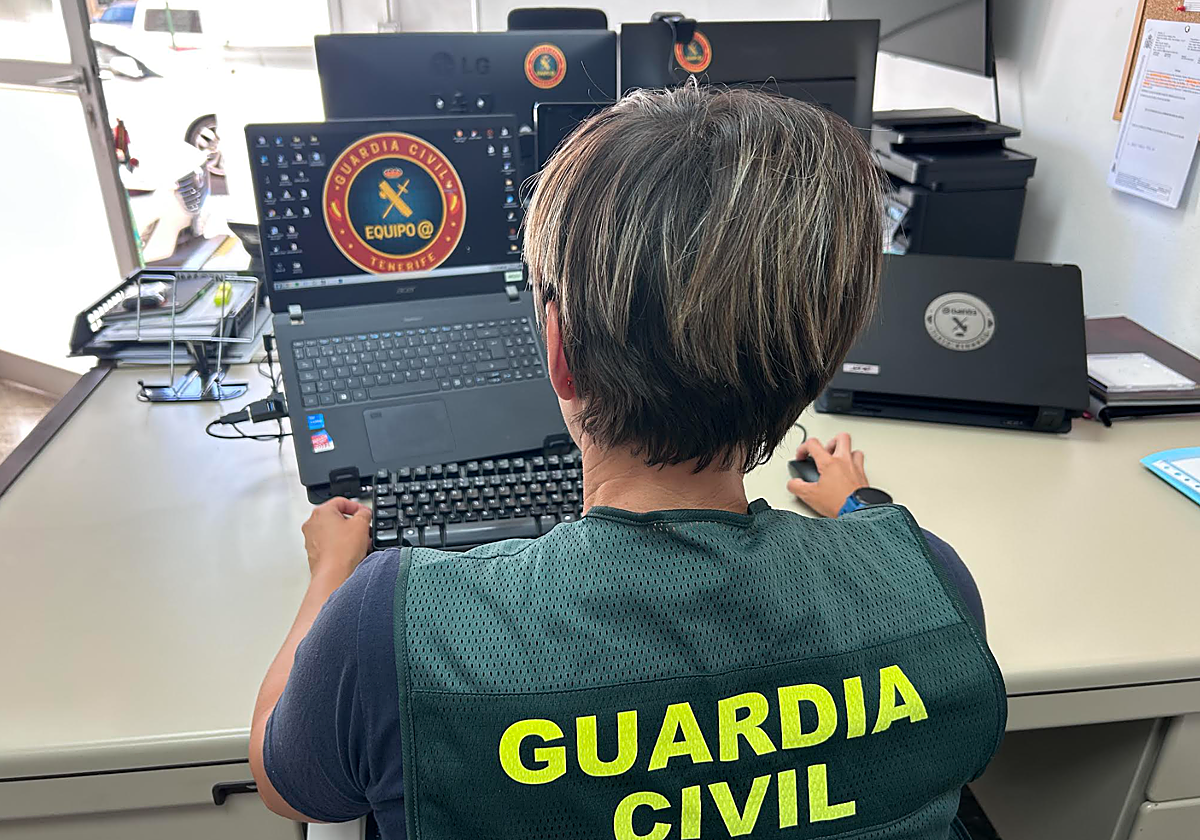 Agente del Equipo @ en su puesto de trabajo