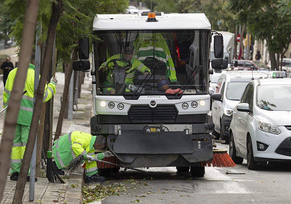Equipos del servicio municipal de limpieza trabajando en Barcelona