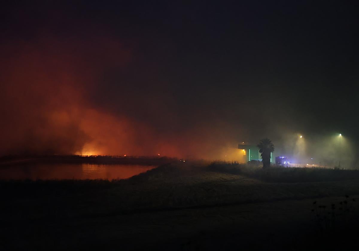 Imagen del incendio que combaten los bomberos en El Lobatón