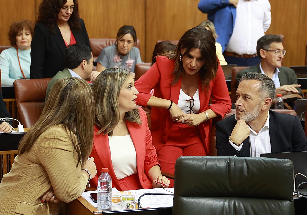 La portavoz del Grupo Socialista, María Márquez, y los portavoces Ángeles Férriz y Rafael Recio