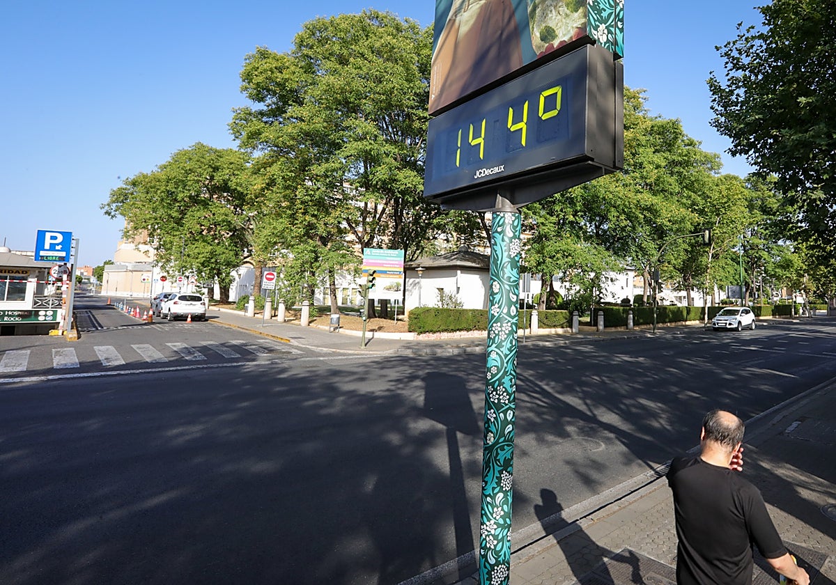 Un termómetro marca 44 grados delante del Virgen del Rocío de Sevilla