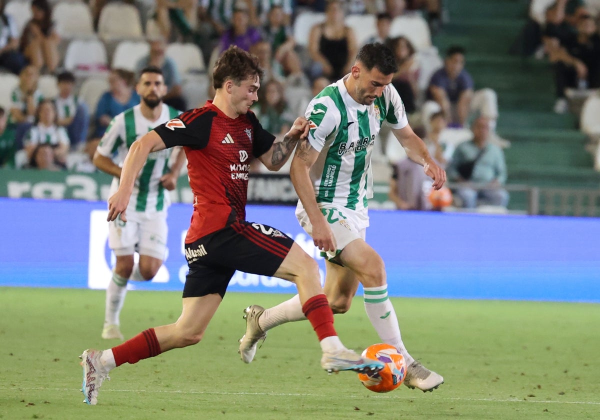 Albarrán trata de zafarse de un atacante del CD Mirandés
