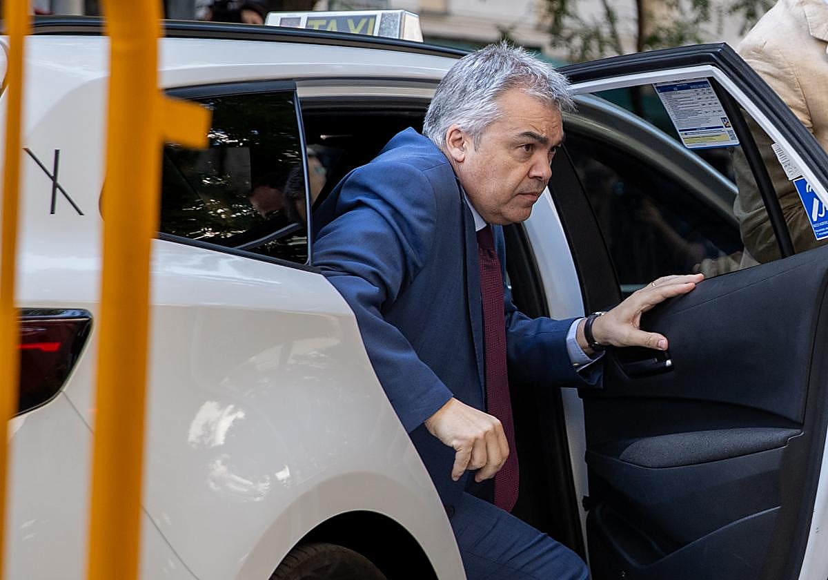 Santos Cerdán se baja del taxi antes de ir a declarar ante el juez.