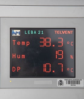 Imagen secundaria 2 - A diferencia de los hitos urbanos donde un termómetro gigante enclaustrado en plástico al sol de plano arroja temperaturas que en el caso de Córdoba suelen ser escandalosas en muchos momentos del veranlo (hasta 50 grados), el sistema del Observatorio del Aeropuerto de Córdoba, el oficial para dar la temperatura a la Aemet, trabaja con soportes de 1,20 de altura metidos en carcasas con rendijas para que entre el aire y no le dé directamente el sol.