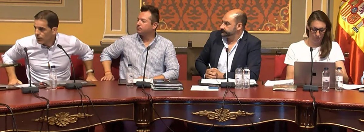 Momento en el que el edil socialista, a la izquierda, comienza a sentirse indispuesto