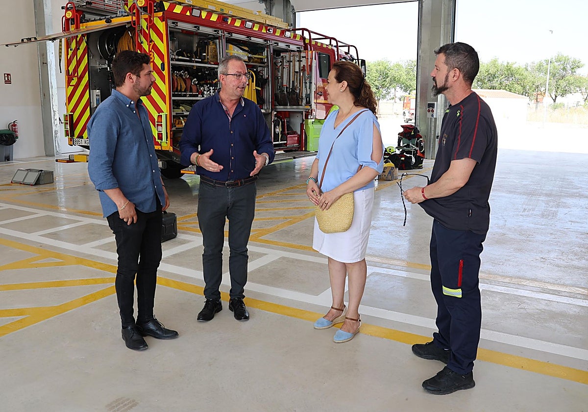 El presidente del Consorcio Provincial de Extinción de Incendios, Juan Carlos Sánchez, junto a la alcaldesa Villarrubia de Santiago, Concepción Monzón, en las nuevas instalaciones