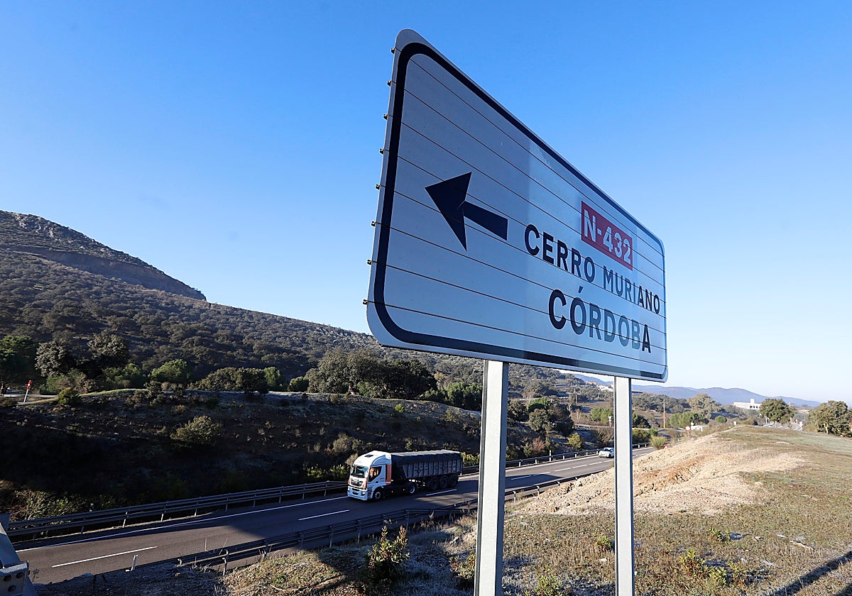 Un camión y un turismo circulan por la N-432 entre Espiel y Córdoba