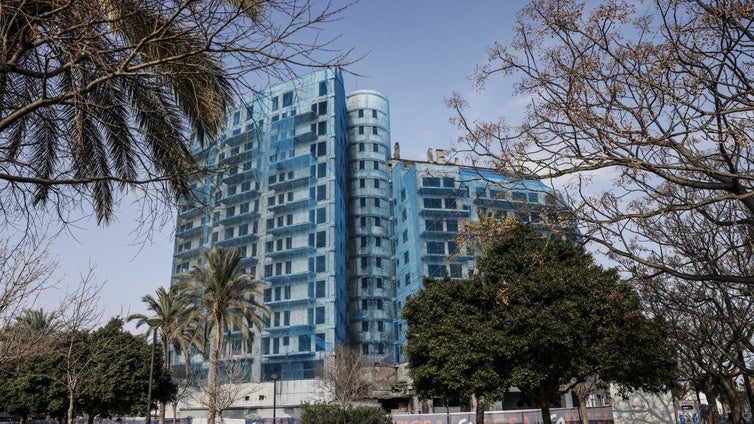 El edificio incendiado de Campanar en Valencia inicia su rehabilitación con la constructora Dragados