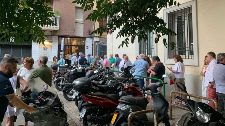 Fila de hermanos ante la casa de hermandad para votar, el lunes