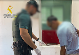 Un profesor se hace pasar por un niño para conseguir fotos sexuales de una menor de 10 años