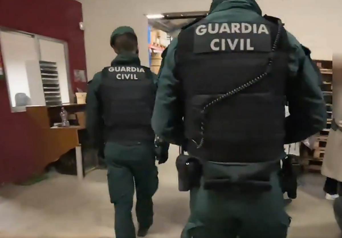 Agentes de la Guardia Civil entrando al almacén de vinos
