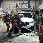 El incendio de una nave industrial en Gran Canaria deja cuatro afectados y coches calcinados