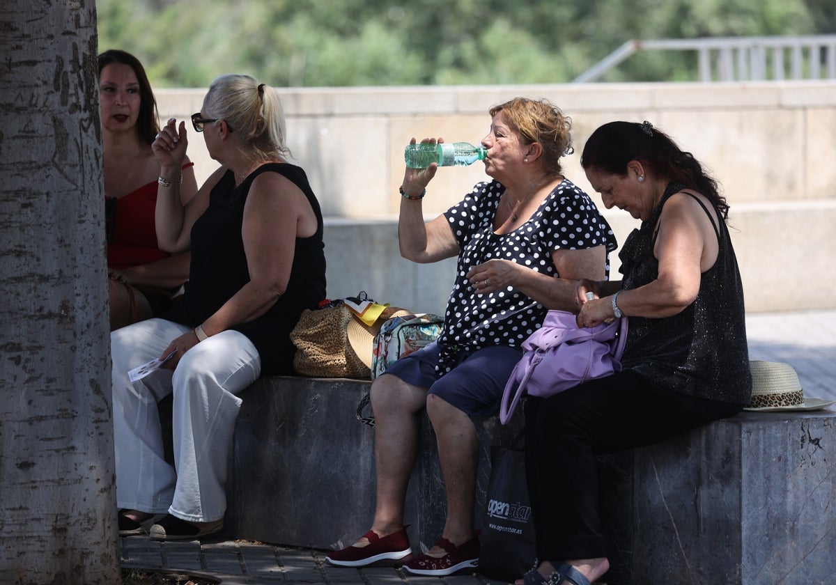 Los cordobeses se refrescan ante la calurosa tarde en Córdoba