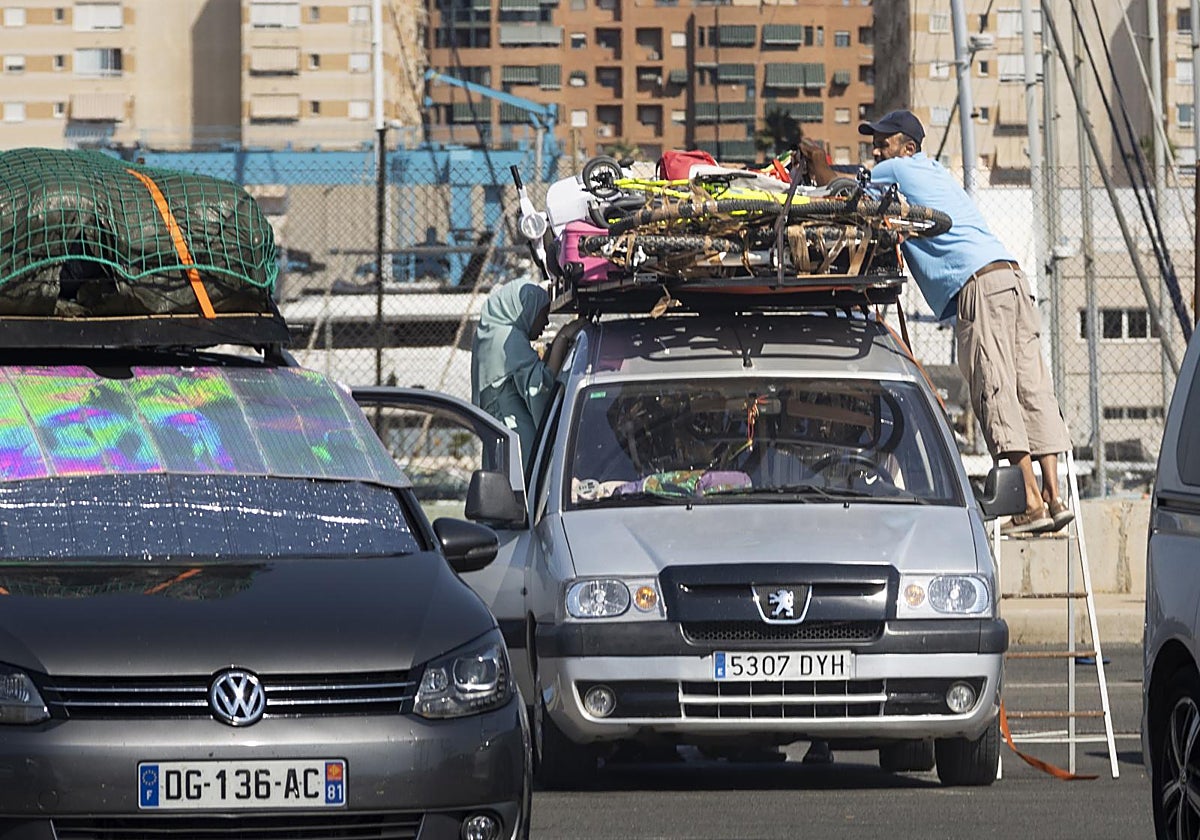 Vehículos en la terminal portuaria de Alicante, en desplazamiento durante la Operación Paso del Estrecho