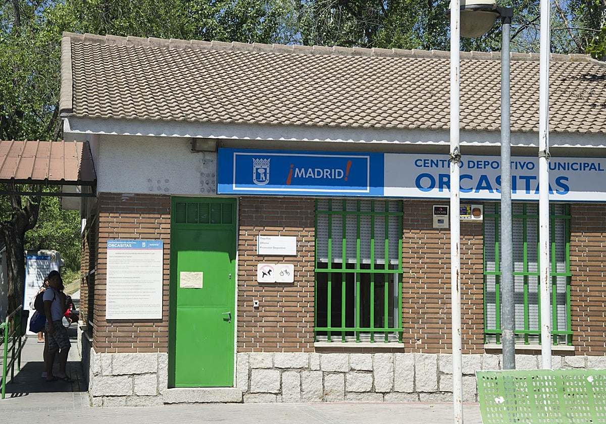 Acceso a la piscina municipal de Orcasitas, en el distrito de Usera