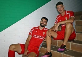 El Córdoba CF presenta su tercera camiseta: un guiño retro en rojo, blanco y gris