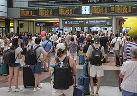 Víctimas del caos ferroviario: «Da ansiedad; hemos pagado 1.000 euros por cada pasaje a Buenos Aires desde Barcelona»