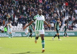 Todos van detrás de Diarra..., y el Córdoba CF no se suelta de la pugna