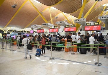 Los afectados por el caos de Barajas: «Llegamos tres horas antes de la salida del vuelo y aún así no hemos podido coger el avión»