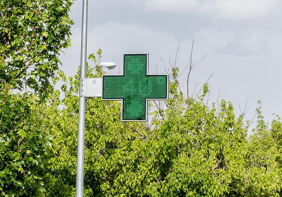 Un termómetro registra las altas temperaturas en la calle.
