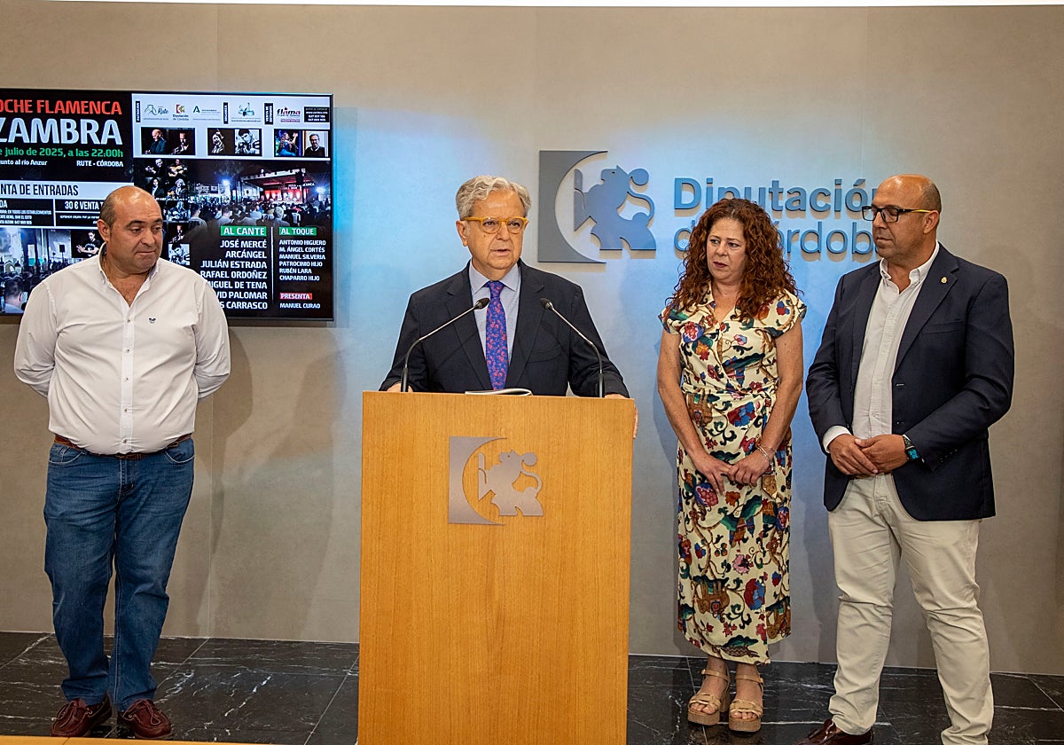 Salvador Fuentes y el resto de participante en la presentación del acto flamenco