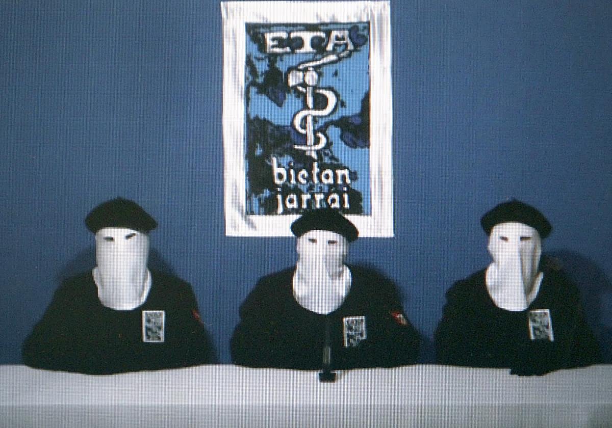 Imagen de los tres etarras que anunciaron el «cese definitivo» de las actividades terroristas