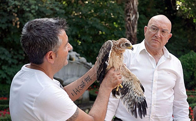 El alcalde de Valladolid, Jesús julio Carnero (d), junto al investigador Ignacio García durante la presentación de los pollos
