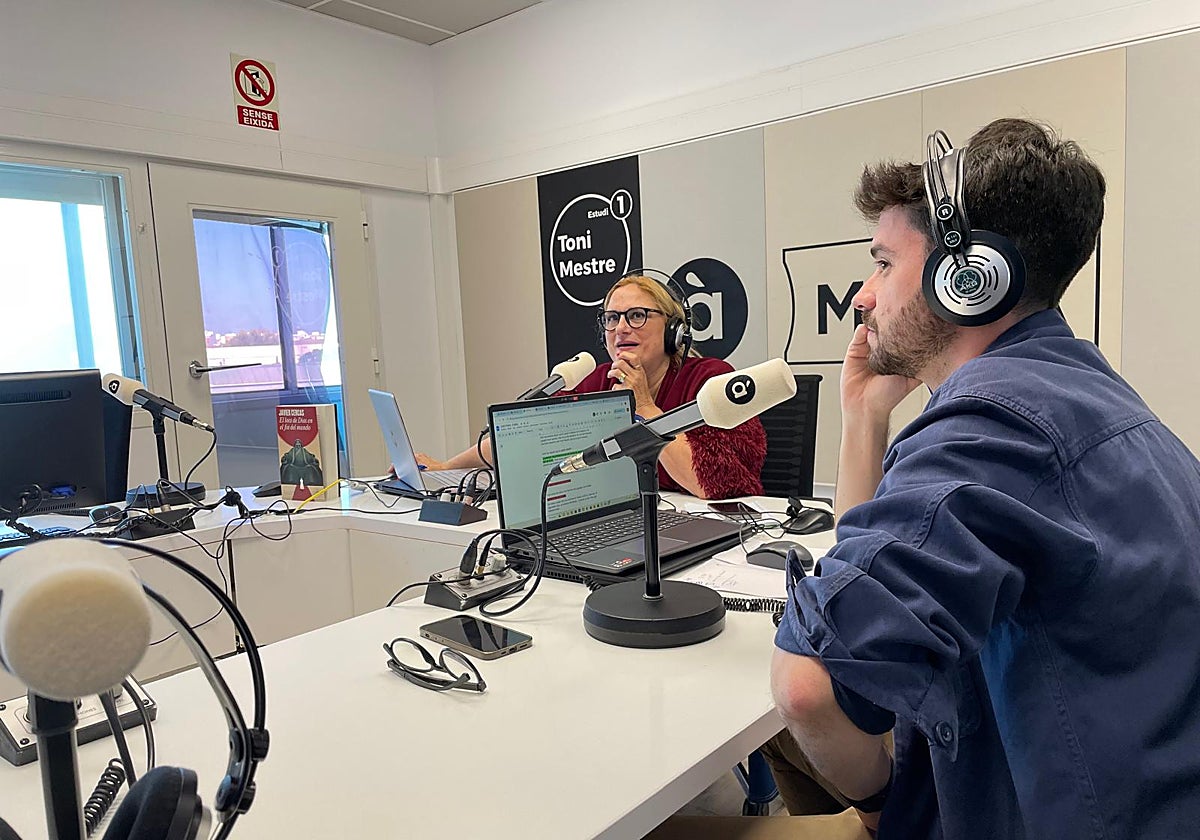 Imagen de los presentadores Gemma Juan y Javier González, de À Punt Radio