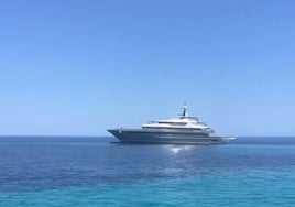 El megayate 'Attila', valorado en 70 millones de dólares, desafía a las autoridades tras quedar varado en Formentera
