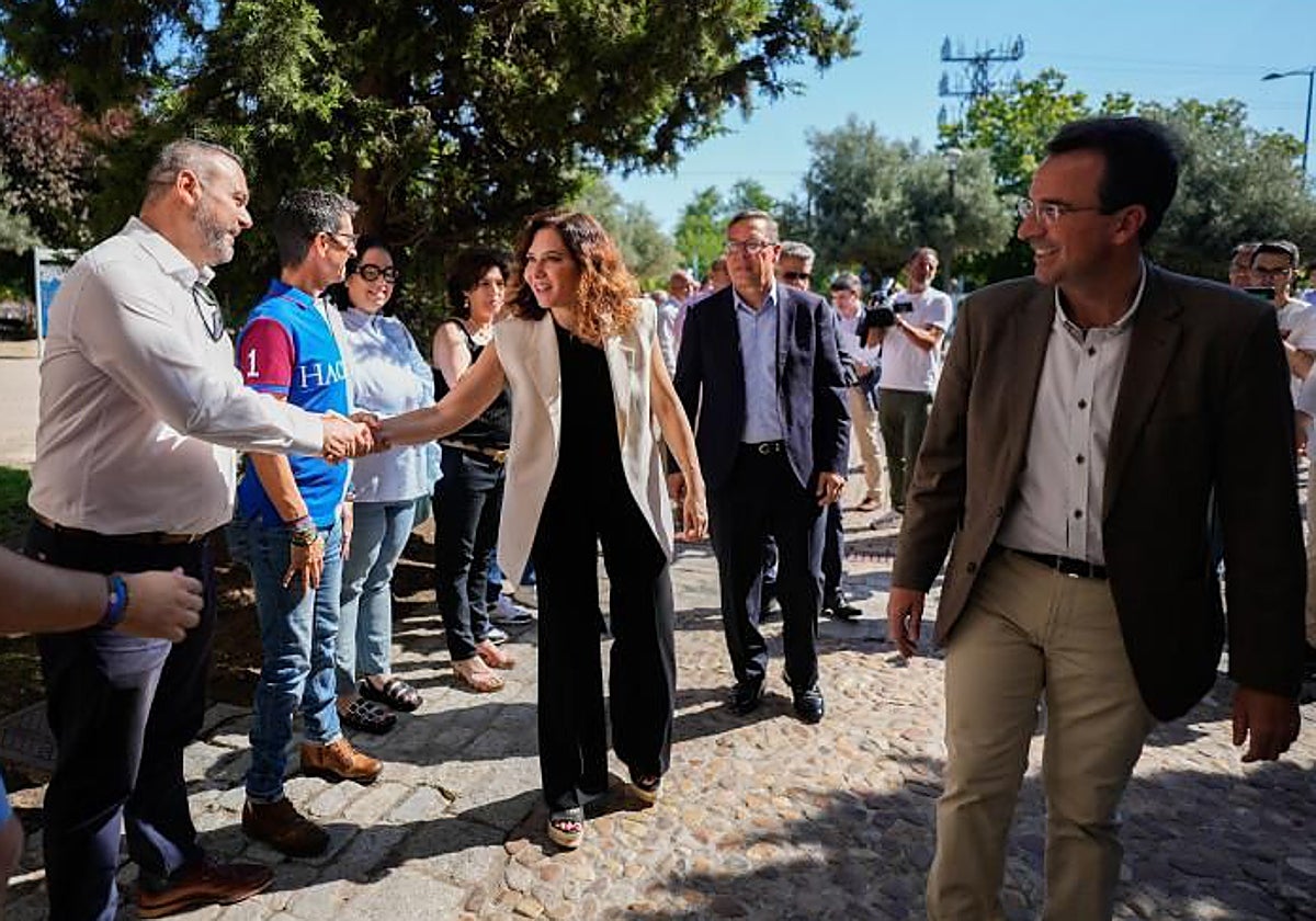 Isabel Díaz Ayuso, con el alcalde de Leganés, Miguel Ángel Recuenco (a la derecha) y el secretario general del PP de Madrid, Alfonso Serrano (detrás)