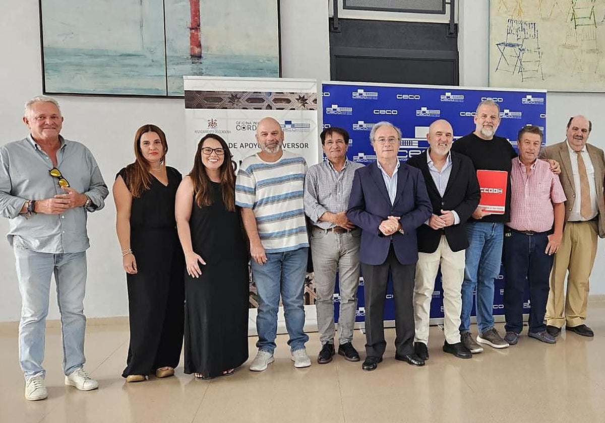 Dirigentes empresariales y sindicatos tras la firma del convenio