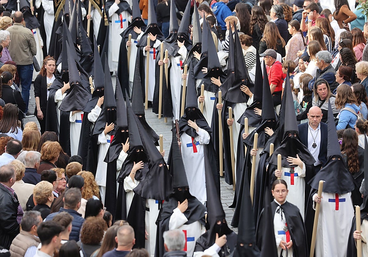 Nazarenos de la hermandad del Cristo de Gracia, durante la estación de penitencia del Jueves Santo de 2025