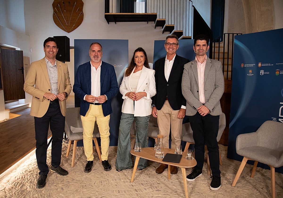 Participantes en el encuentro 'A 1 hora del cambio' en Sant Joan d'Alacant