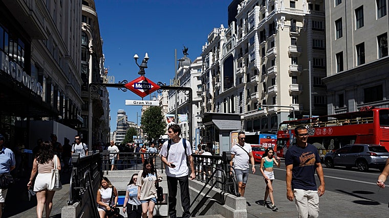 La Gran Vía, en la actualidad, es una de las principales avenidas de la capital, y un foco de atracción turística sin parangón