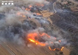 Alerta por el humo de los incendios en Lérida: el fuego a solo 50 km de Aragón arrastra cenizas y olor a quemado a decenas de poblaciones