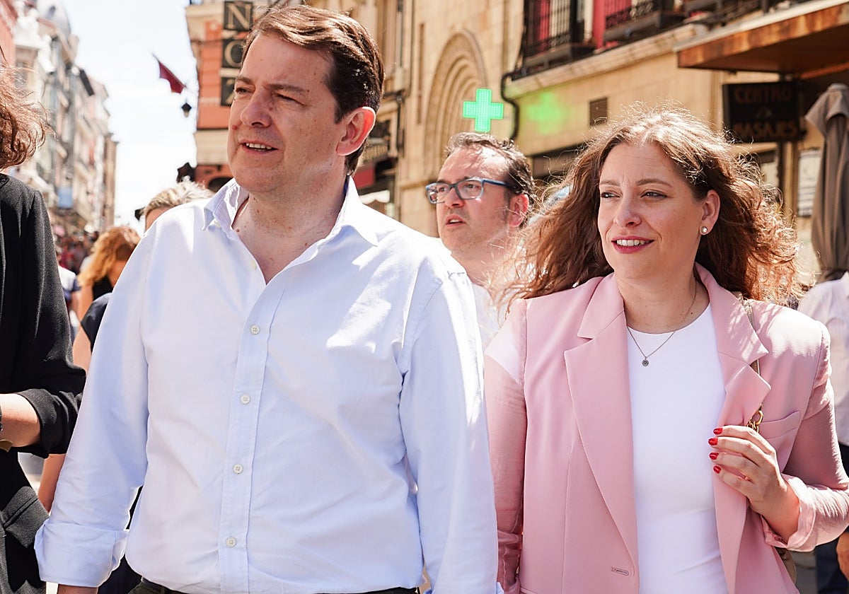 El presidente de la Junta y del PP de Castilla y León, Alfonso Fernández Mañueco, junto a la nueva portavoz de los populares en el Congreso de los Diputados