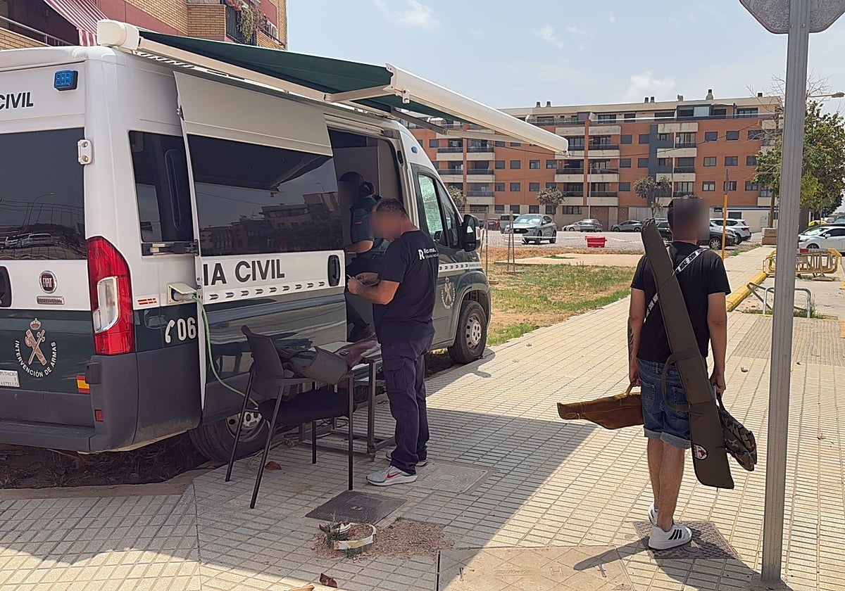 Imagen del servicio de Intervención de Armas de la Guardia Civil de Paiporta operando en plena calle
